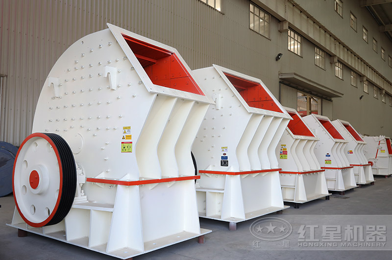 PCZ重錘式破碎機(jī)進(jìn)料口大，石料可一次破碎成型