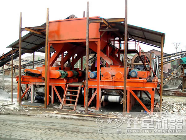 對(duì)輥式破碎機(jī)作業(yè)現(xiàn)場