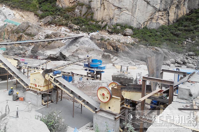顎式破碎機(jī)、反擊破碎機(jī)、制沙機(jī)三機(jī)制沙現(xiàn)場(chǎng)