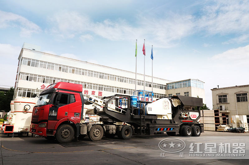 機(jī)動(dòng)性強(qiáng)的移動(dòng)破碎機(jī)掛上車(chē)頭即可開(kāi)往青石破碎現(xiàn)場(chǎng)