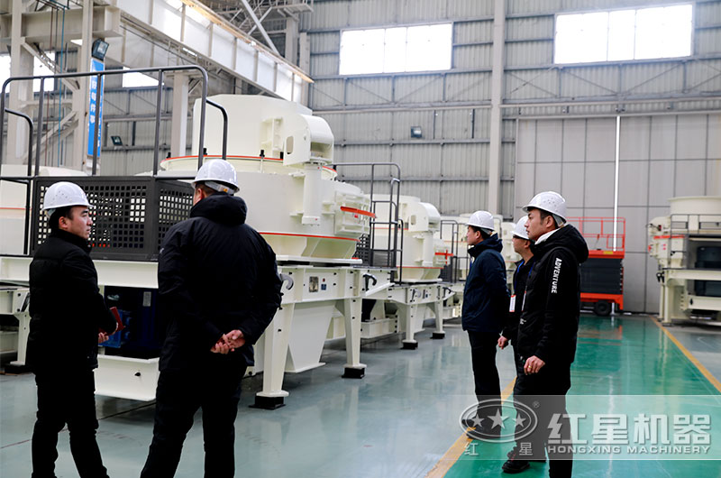 安徽安慶用戶來廠考察選購(gòu)制沙機(jī)設(shè)備